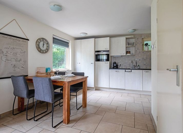 Ferienhaus Krimweg, Ferienhaus in De Cocksdorp Texel mit sonniger Terrasse und Liegestuehlen inmitten der Natur.