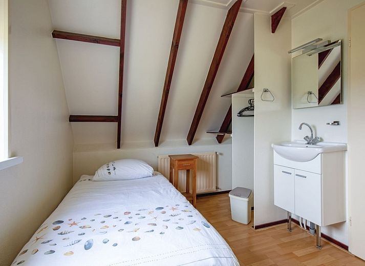 Gezellig terras bij Huisje Krimweg, vakantieverblijf in De Cocksdorp Texel met groene omgeving.