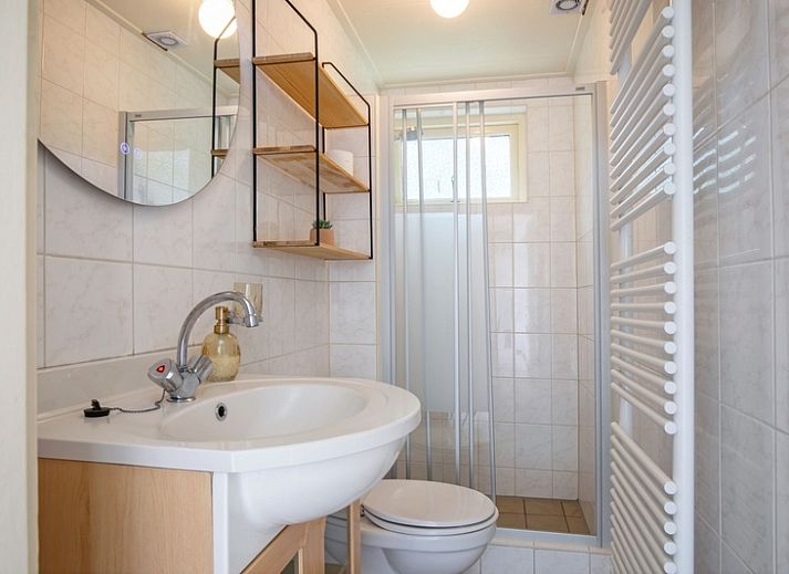 Gezellig terras bij Huisje Krimweg, vakantieverblijf in De Cocksdorp Texel met groene omgeving.