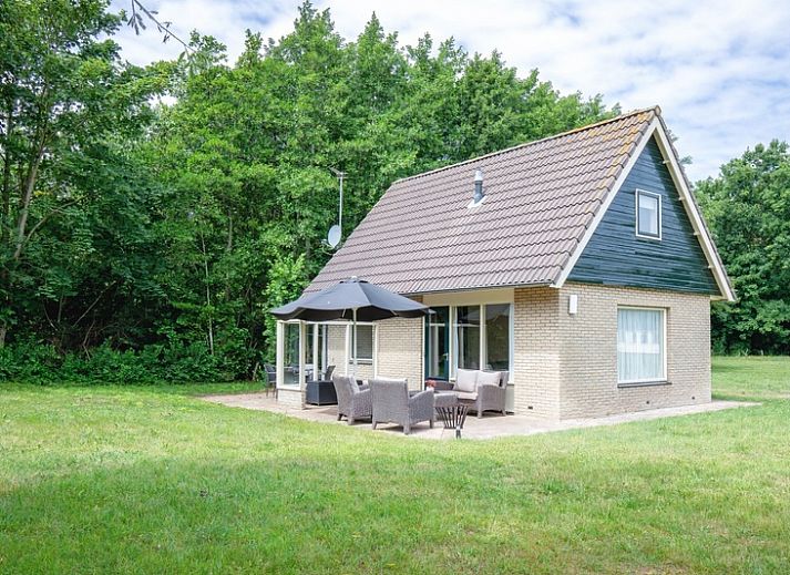 Comfortabele woonkamer van Huisje Krimweg, vakantiewoning in De Cocksdorp Texel met uitzicht op de tuin.