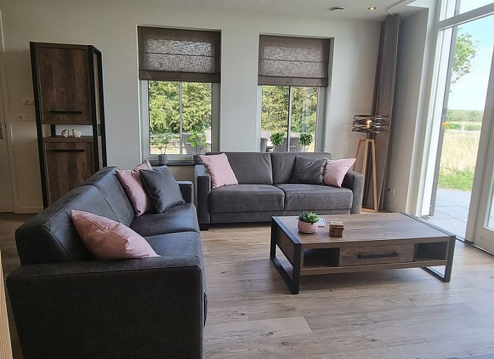 Geniet van de serene omgeving bij Vakantiehuis Eierland, een vakantiehuis in De Cocksdorp, Texel met uitzicht op de vijver.