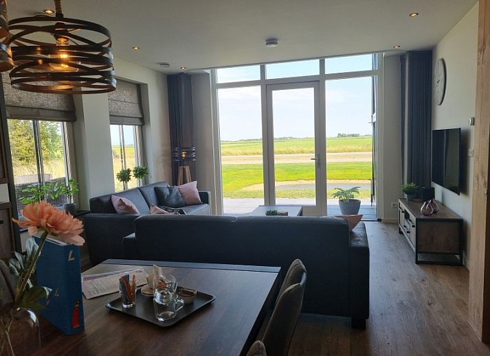 Geniet van de serene omgeving bij Vakantiehuis Eierland, een vakantiehuis in De Cocksdorp, Texel met uitzicht op de vijver.
