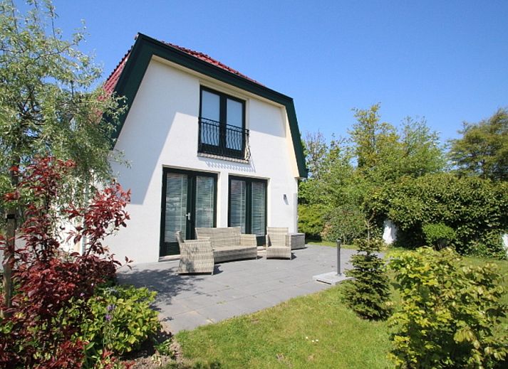 Bungalow Postweg 109 in De Cocksdorp, Texel met zonnig terras en groene tuin, ideaal vakantiehuis op de Waddeneilanden.