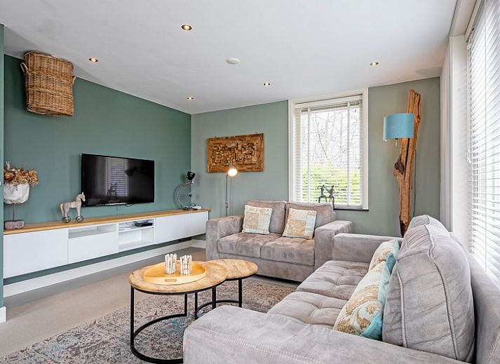 Bungalow Postweg 109 in De Cocksdorp, Texel met zonnig terras en groene tuin, ideaal vakantiehuis op de Waddeneilanden.