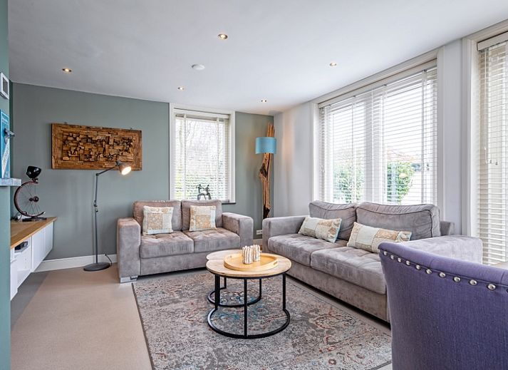 Bungalow Postweg 109 in De Cocksdorp, Texel met zonnig terras en groene tuin, ideaal vakantiehuis op de Waddeneilanden.