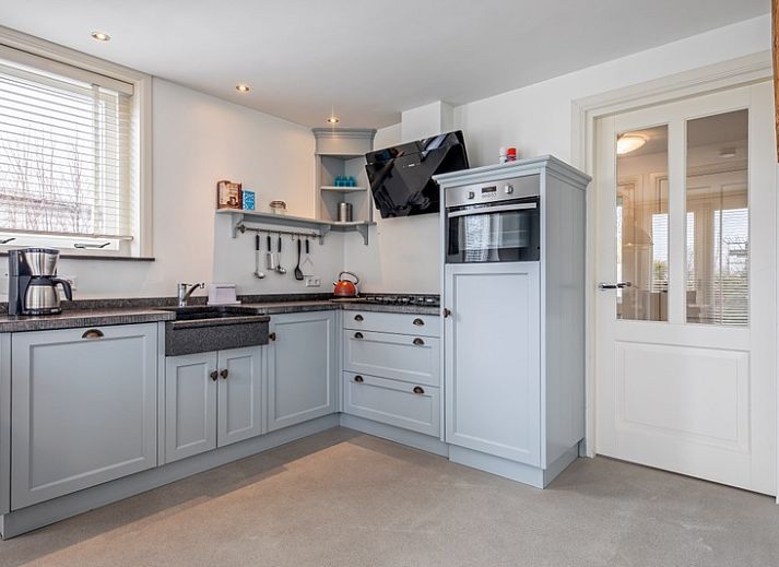 Bungalow Postweg 109 in De Cocksdorp, Texel met zonnig terras en groene tuin, ideaal vakantiehuis op de Waddeneilanden.