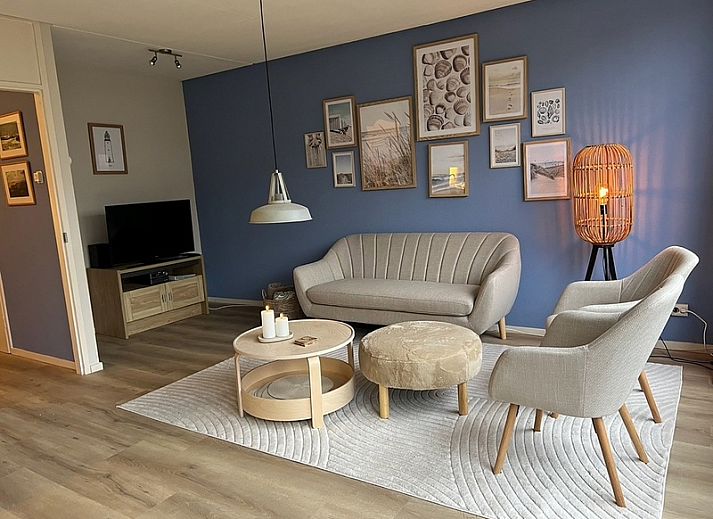 Der Bungalow Slufterhoek 108 in De Cocksdorp, Texel, bietet eine sonnige Terrasse und einen grossen Garten, ideal fuer einen erholsamen Urlaub auf den Watteninseln.