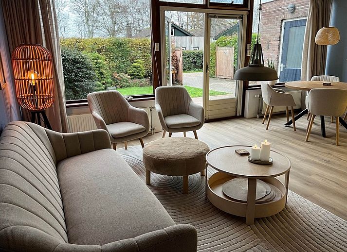 Der Bungalow Slufterhoek 108 in De Cocksdorp, Texel, bietet eine sonnige Terrasse und einen grossen Garten, ideal fuer einen erholsamen Urlaub auf den Watteninseln.