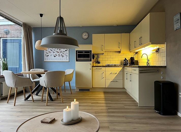 Der Bungalow Slufterhoek 108 in De Cocksdorp auf Texel bietet eine charmante Unterkunft im Freien mit einer sonnigen Terrasse und gruener Umgebung auf den Watteninseln.