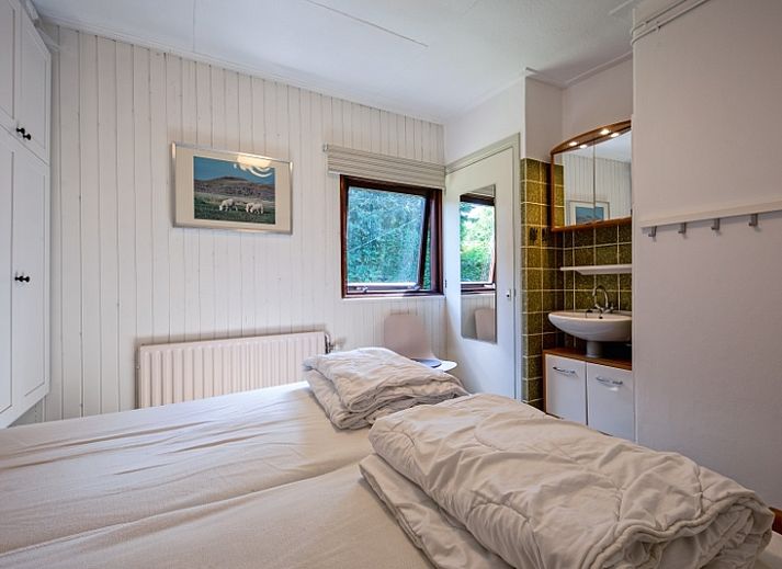 Gemuetliches Wohnzimmer des Ferienhauses Slufterduin 092 in De Cocksdorp, Texel mit bequemen Sofas und viel Tageslicht.