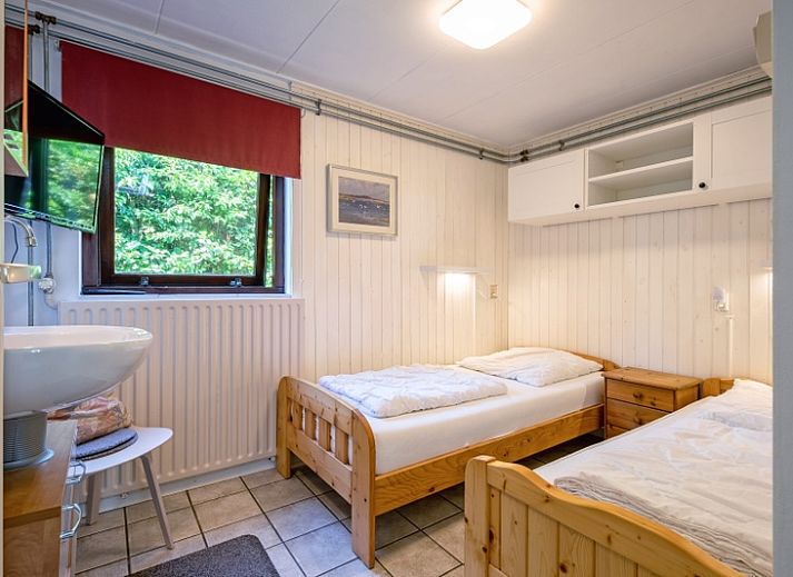 Gemuetliches Wohnzimmer des Ferienhauses Slufterduin 092 in De Cocksdorp, Texel mit bequemen Sofas und viel Tageslicht.