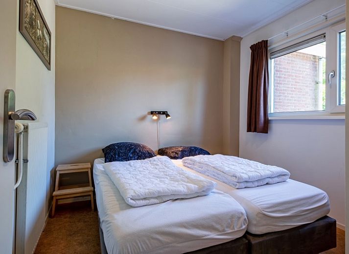 Cozy living room of Holiday home Slufterhoek 132 in De Cocksdorp, Texel with comfortable sofas and views of nature.