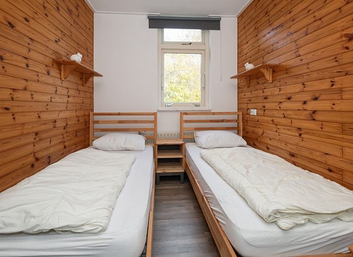 Lichte woonkamer van Bungalow Tamarisk 190 in De Cocksdorp Texel met comfortabele zithoek en uitzicht op de tuin.