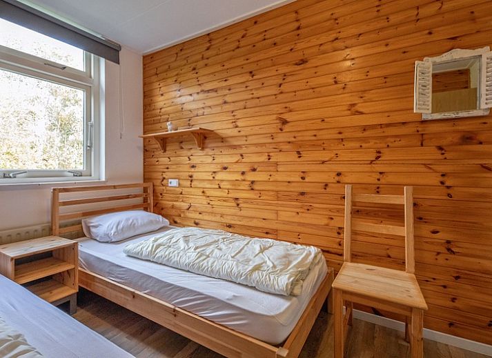Lichte woonkamer van Bungalow Tamarisk 190 in De Cocksdorp Texel met comfortabele zithoek en uitzicht op de tuin.