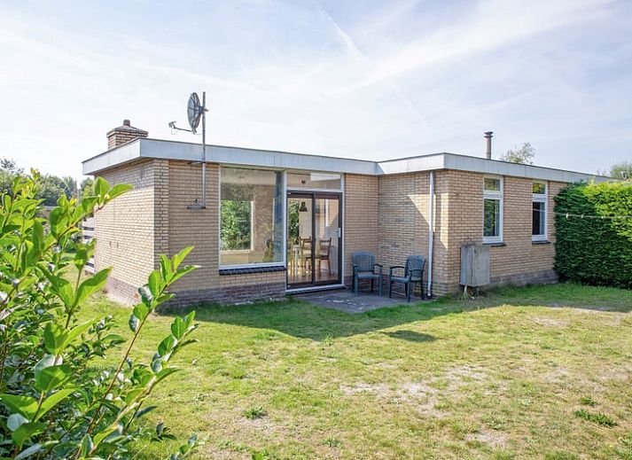 Lichte woonkamer van Bungalow Tamarisk 190 in De Cocksdorp Texel met comfortabele zithoek en uitzicht op de tuin.