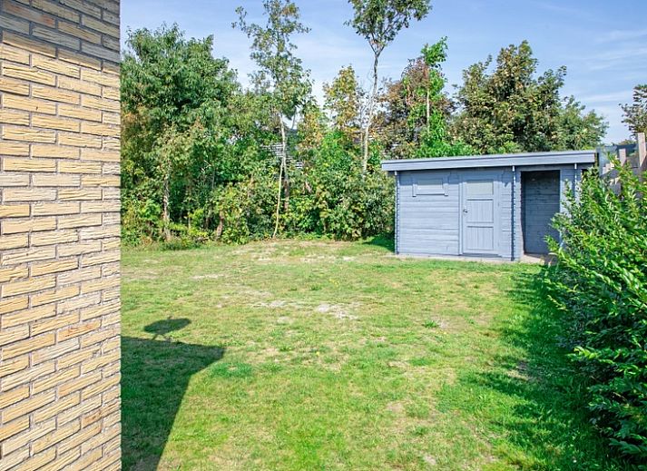 Gezellige eetkamer in Bungalow Tamarisk 190, De Cocksdorp Texel, met zicht op de omliggende natuur van de Waddeneilanden.