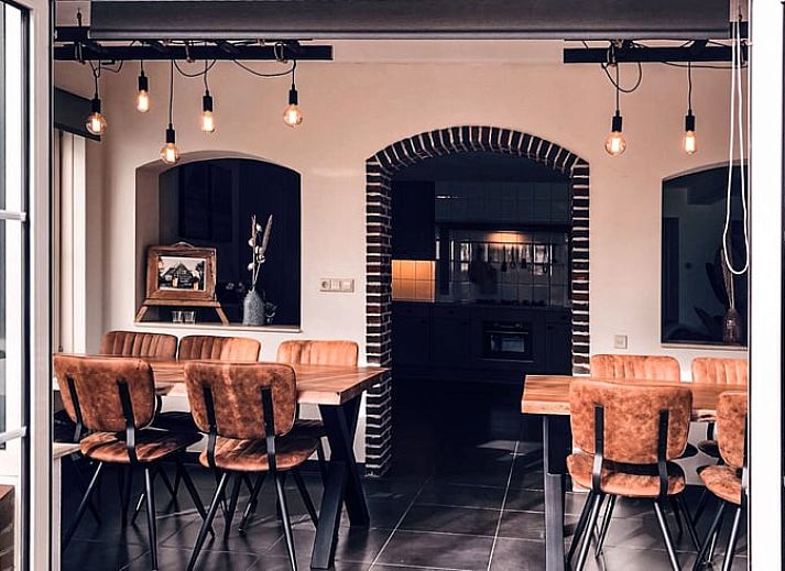 Ruim terras van Vakantiehuis in De Cocksdorp, Texel, ideaal voor ontspanning.