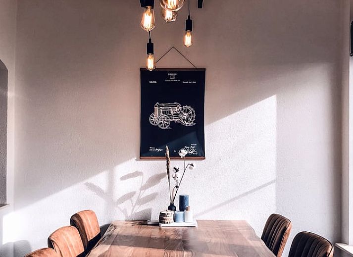 Ruim terras van Vakantiehuis in De Cocksdorp, Texel, ideaal voor ontspanning.