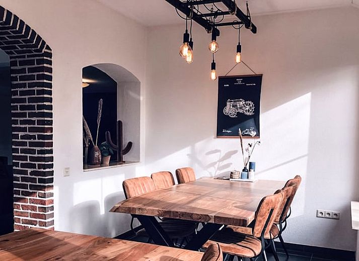 Ruim terras van Vakantiehuis in De Cocksdorp, Texel, ideaal voor ontspanning.