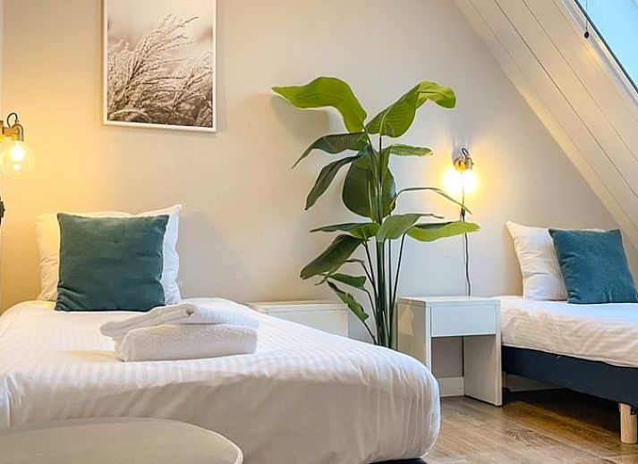 Gezellige woonkamer in Vakantiehuis in De Cocksdorp, Texel met comfortabele zitbanken.