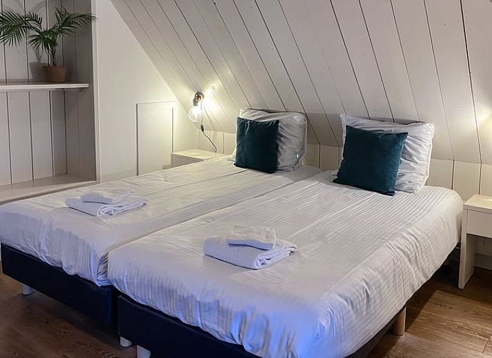 Gezellige woonkamer in Vakantiehuis in De Cocksdorp, Texel met comfortabele zitbanken.