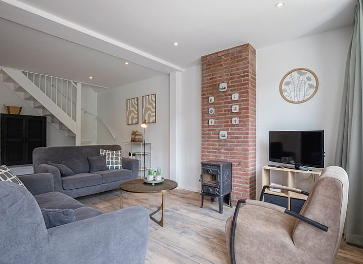 Vakantiehuis Slufterhoek 104 in De Cocksdorp op Texel biedt een charmante buitenkant met terras en groene omgeving.