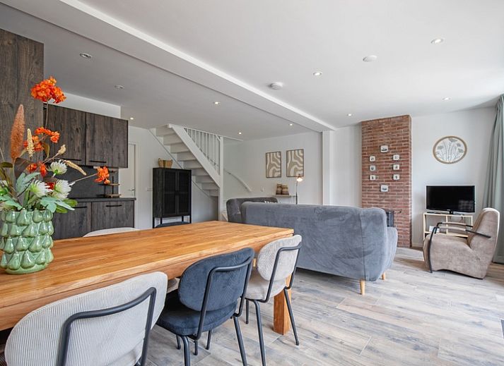 Vakantiehuis Slufterhoek 104 in De Cocksdorp op Texel biedt een charmante buitenkant met terras en groene omgeving.