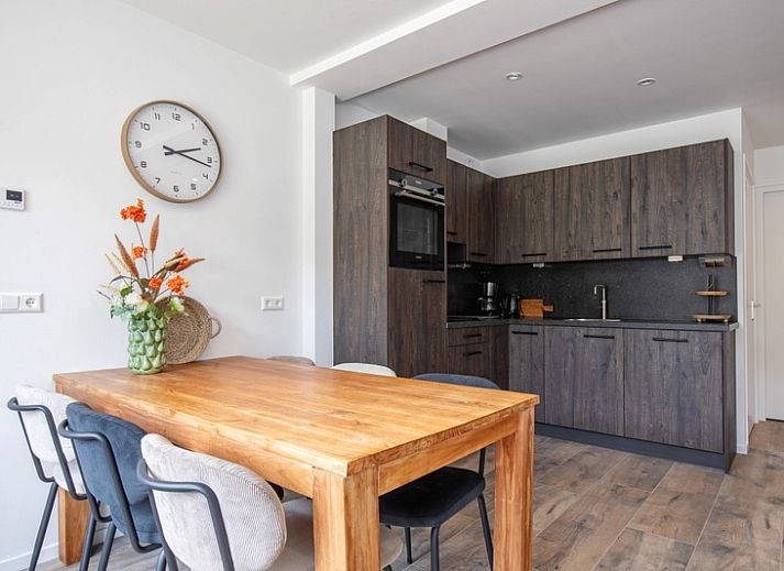 Vakantiehuis Slufterhoek 104 in De Cocksdorp op Texel biedt een charmante buitenkant met terras en groene omgeving.