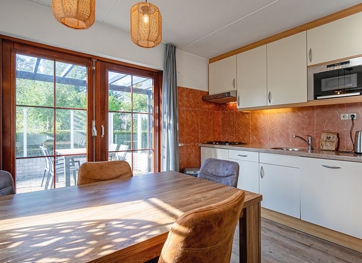 Villapark Residentie Texel nr. 711, een charmant vakantiehuis in De Cocksdorp, Texel, met zonnig terras en groene tuin op de Waddeneilanden.