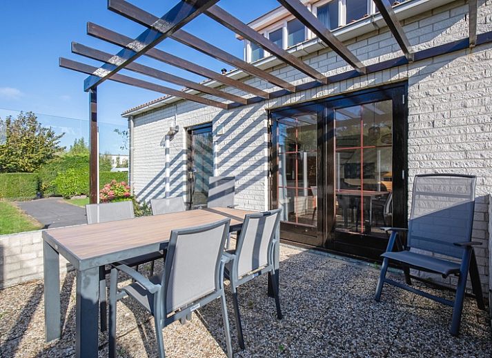 Gezellige woonkamer in Villapark Residentie Texel nr. 711, vakantiehuis in De Cocksdorp, Texel met moderne inrichting en grote ramen.