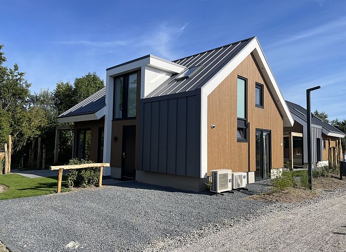 Luftaufnahme eines freistehenden Hauses in De Cocksdorp, Texel, Waddeninseln, mit moderner Architektur und grner Umgebung.