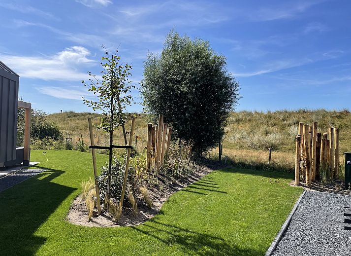 Helles Wohnzimmer eines freistehenden Hauses in De Cocksdorp, Texel. Gemtliche Essecke mit Blick auf die grne Umgebung der Waddeninseln.