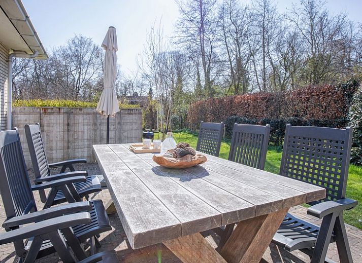 Bungalowpark Slufterduin - 't Oppertje in De Cocksdorp, Texel met zonnig terras en groene tuin.