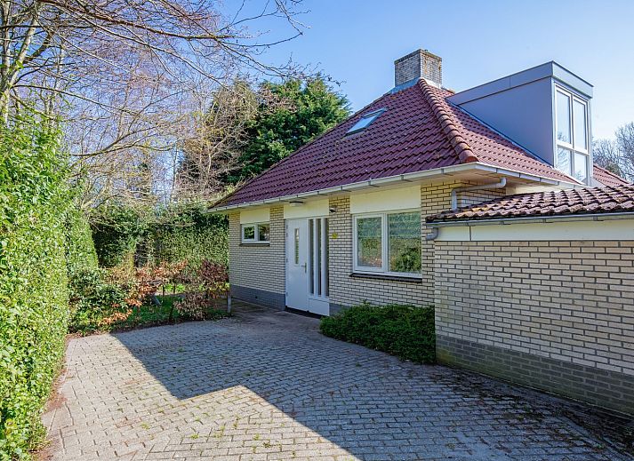 Ruime tuin bij vakantiehuis Bungalowpark Slufterduin - 't Oppertje in De Cocksdorp, Texel.