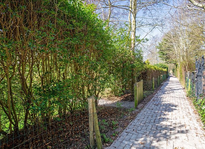 Ruime tuin bij vakantiehuis Bungalowpark Slufterduin - 't Oppertje in De Cocksdorp, Texel.