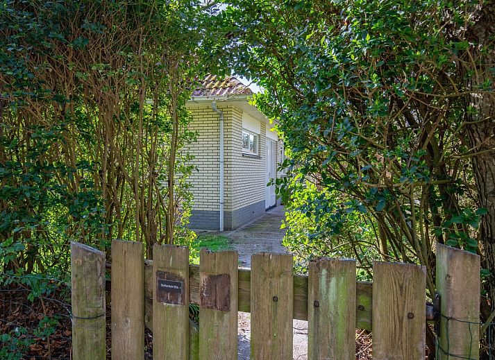 Ruime tuin bij vakantiehuis Bungalowpark Slufterduin - 't Oppertje in De Cocksdorp, Texel.