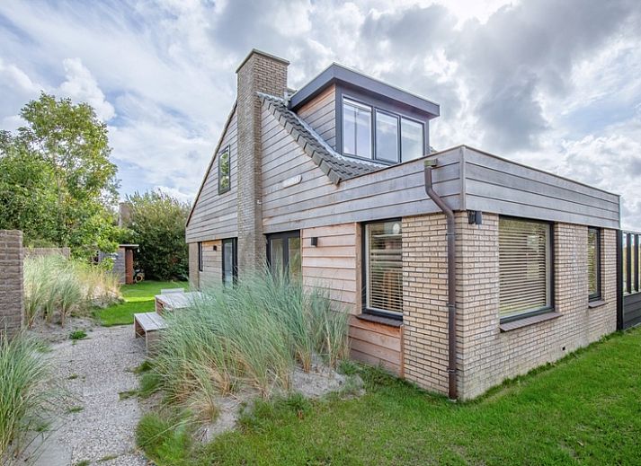 Kaap Zilt vacation home at Roggeslootweg 125 in De Cocksdorp, Texel, surrounded by green nature and a spacious garden for relaxation.
