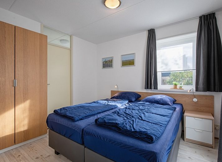 Gezellige woonkamer in Villapark Residentie Texel nr. 305, vakantiehuis in De Cocksdorp op Texel, met comfortabele zithoek en tuinzicht.