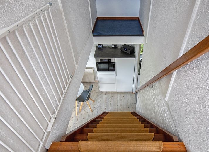 Gezellige woonkamer in Villapark Residentie Texel nr. 305, vakantiehuis in De Cocksdorp op Texel, met comfortabele zithoek en tuinzicht.