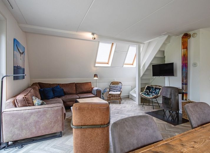 Moderne keuken en eetruimte in Blommetjes Buiten, De Cocksdorp, Texel met uitzicht op groene tuin.