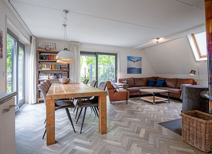 Moderne keuken en eetruimte in Blommetjes Buiten, De Cocksdorp, Texel met uitzicht op groene tuin.