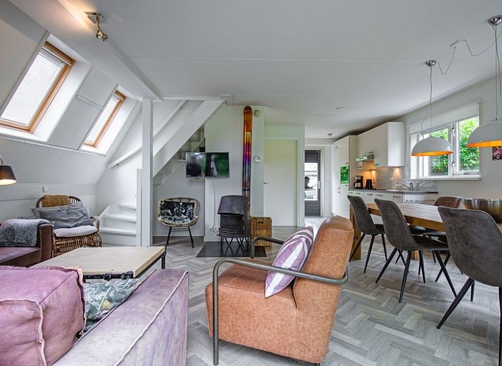 Moderne keuken en eetruimte in Blommetjes Buiten, De Cocksdorp, Texel met uitzicht op groene tuin.