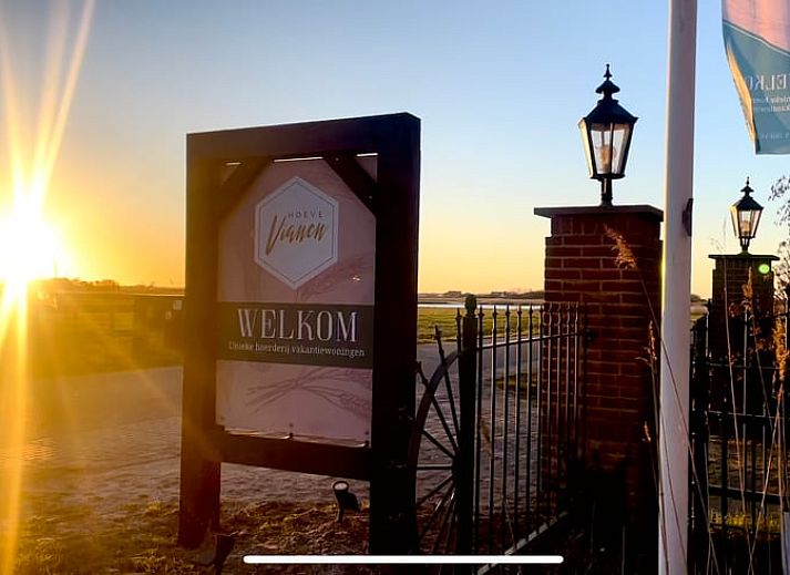 Vakantiehuisje in De Cocksdorp, Texel met charmante gevel en rode dakpannen, perfect voor een ontspannen verblijf op de Waddeneilanden.
