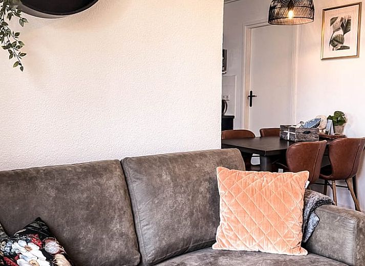 Vakantiehuisje in De Cocksdorp, Texel met charmante gevel en rode dakpannen, perfect voor een ontspannen verblijf op de Waddeneilanden.