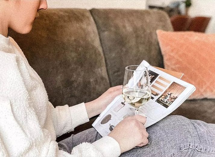 Vakantiehuisje in De Cocksdorp, Texel met charmante gevel en rode dakpannen, perfect voor een ontspannen verblijf op de Waddeneilanden.