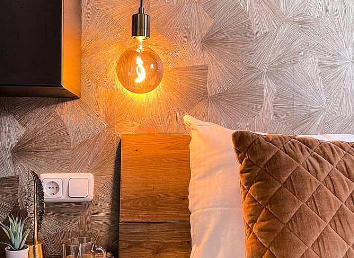 Luchtfoto van Vakantiehuisje in De Cocksdorp, Texel, omgeven door weelderige natuur en groene velden op de Waddeneilanden.