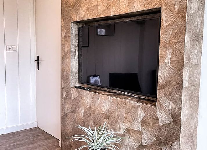 Luchtfoto van Vakantiehuisje in De Cocksdorp, Texel, omgeven door weelderige natuur en groene velden op de Waddeneilanden.