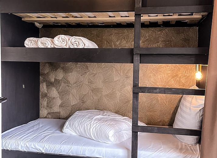 Entree van Vakantiehuisje in De Cocksdorp, Texel bij zonsondergang, verwelkomt gasten met een warme sfeer op de Waddeneilanden.