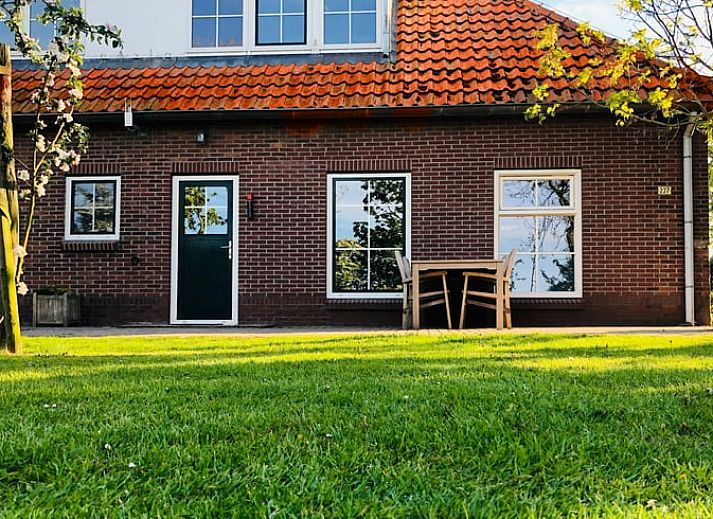 Entree van Vakantiehuisje in De Cocksdorp, Texel bij zonsondergang, verwelkomt gasten met een warme sfeer op de Waddeneilanden.