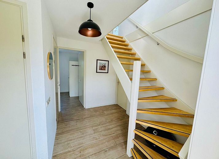 Luchtfoto van Texels Vakantiehuis in De Cocksdorp, omgeven door uitgestrekte natuur op Texel, Waddeneilanden.